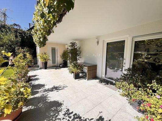 Terrasse und Eingang Gartengeschoss