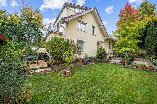 Grünfläche vor dem Haus mit Blick auf die Terrasse