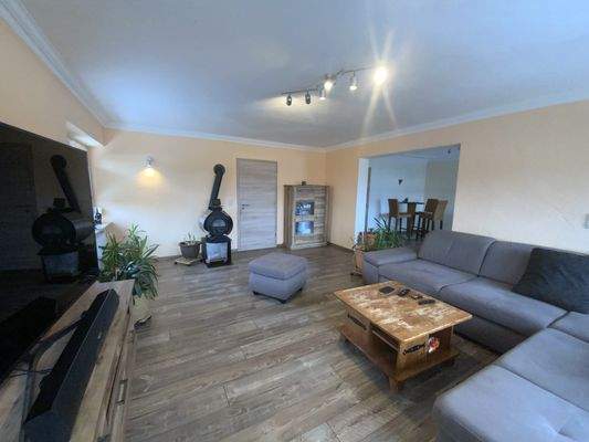 Blick in das moderne Wohnzimmer