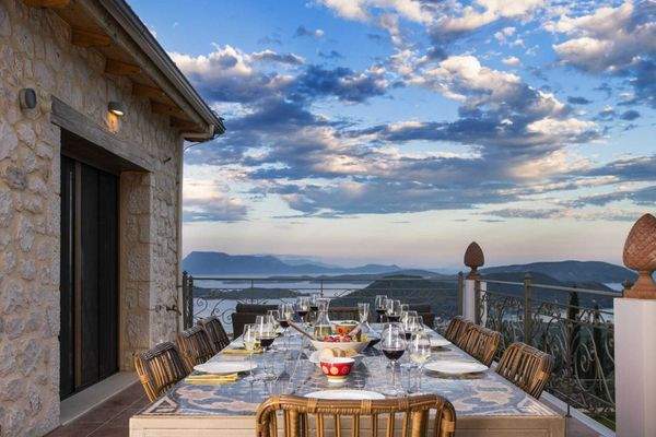 Luxury-Villas-Lefkada-Infinity-Terrasse-Dinner.jpe
