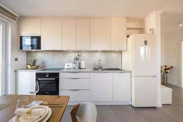 Hochwertig ausgestattete Küche mit modernen Elektrogeräten