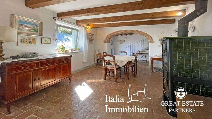 Typisches Bauernhaus mit Swimmingpool, Nebengebäude, Garten mit Olivenhain in Ortsnähe