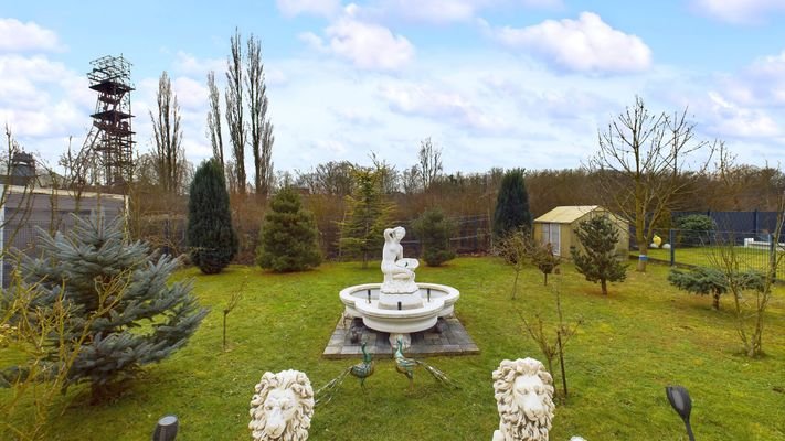 Gartenfläche mit exklusiven Figuren