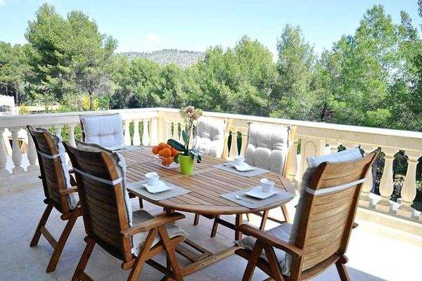 Hübscher Essbereich auf dem Balkon