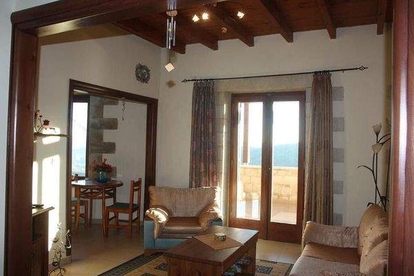 Steinhaus mit Blick auf das Meer und die Schlucht