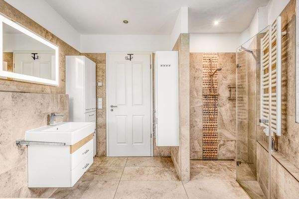 Tagesbelichtetes Vollbadezimmer mit großer Dusche