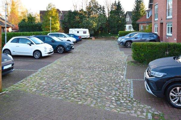 Haus Parkplatz.jpg