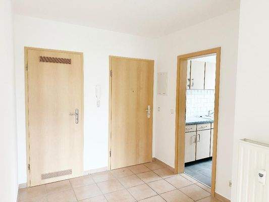 Flurbereich mit Blick Richtung Abstellraum, Wohnungseingangstür und Küche