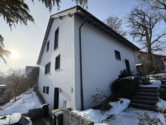 Hausansicht Stellplätze