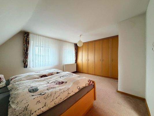 OG: Helles Schlafzimmer mit großer Schrankfront und klarer Raumaufteilung