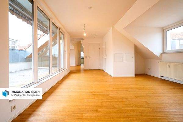 Wohnbereich mit Zugang zur Loggia