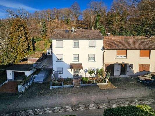 Hausansicht mit dahinter liegendem Anbau und Garten