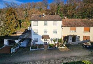 Hausansicht mit dahinter liegendem Anbau und Garten