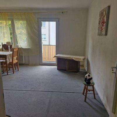 Wohnzimmer mit Balkon