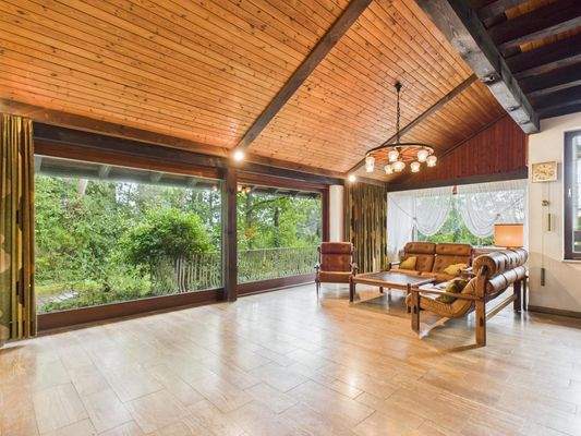 Lichtdurchflutetes Wohnzimmer mit Zugang zur Terrasse