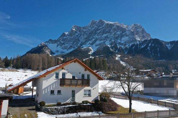   Haus "Rudolf" umrandet von Zugspitze...