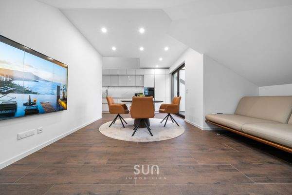 MODERNER WOHN-UND ESSBEREICH