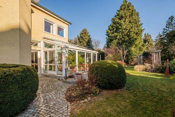 Außenansicht mit Garten