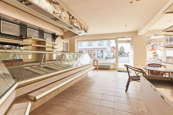 Blick zur Fensterfront