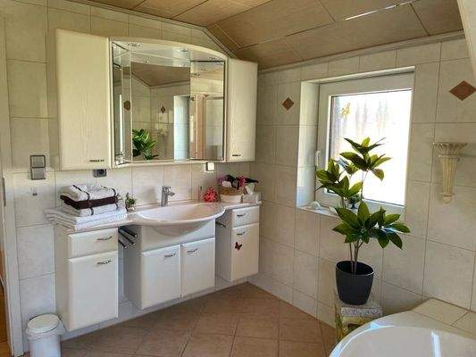 DG - Badbereich  mit Dusche und Wanne