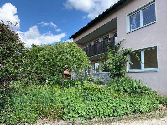 Loggiaseite mit Gartendetail