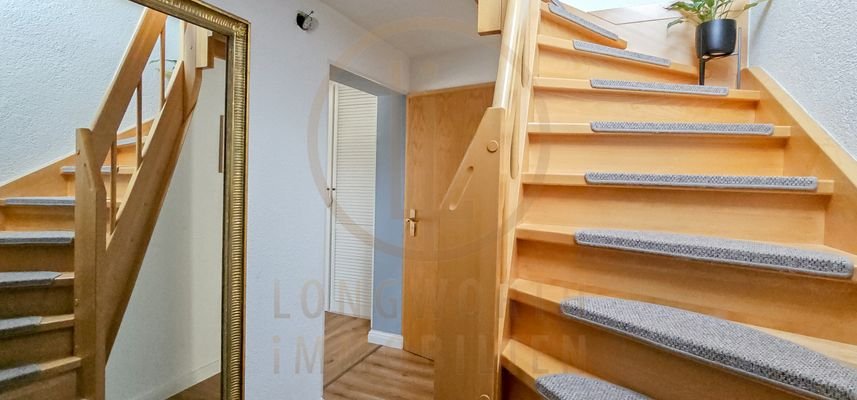 Maisonette-Feucht-Treppe-nach-oben