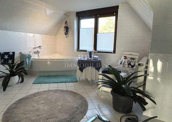 Vollbad mit großer Eckbadewanne