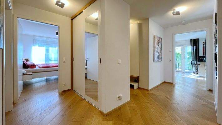 Großzügiger Flur mit Garderobennische und Einbauschrank