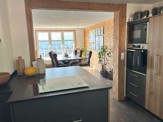 Küchenblick ins Wohnzimmer 