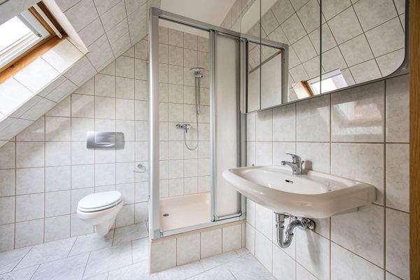 Badezimmer - Wohnung OG links