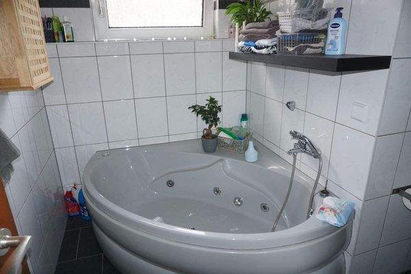 Badezimmer mit Whirlpollbadewanne.JPG
