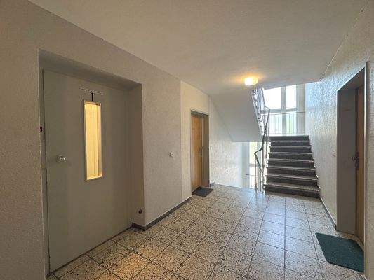 Treppenhaus mit Lift
