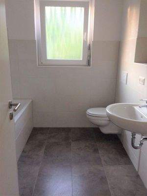 Badezimmer m. Dusche u. Wanne