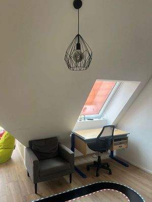 grosses Zimmer mit Büroecke