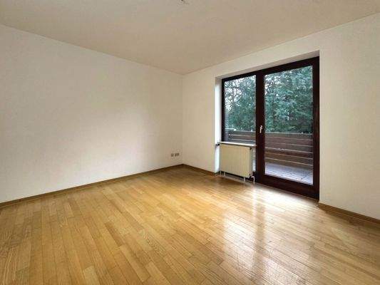 Schlafzimmer 1 mit Ausgang zum Balkon