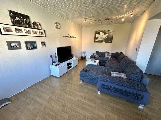 Lichtdurchflutetes Wohnzimmer 