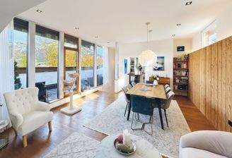 heller und großzügiger Wohnbereich mit Zugang zur Westterrasse und Südbalkon