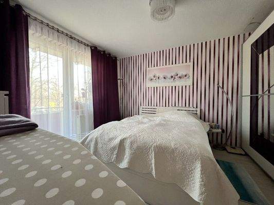 Gemütliches Schlafzimmer mit Balkon