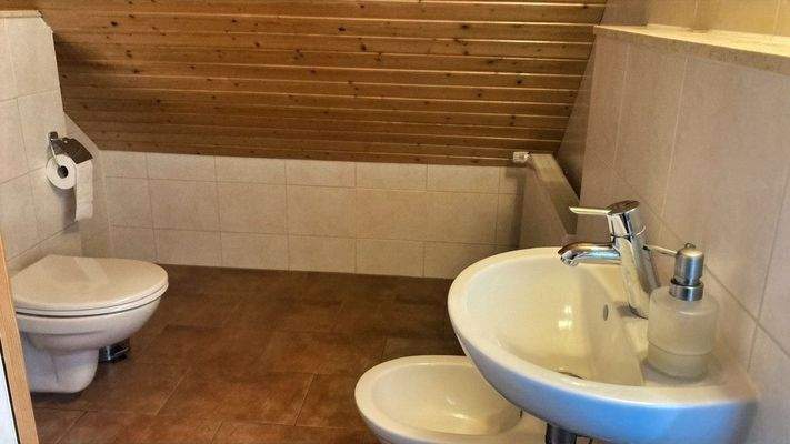 Bad mit Dusche im OG