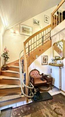 Treppenaufgang mit Lift