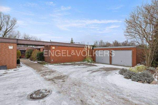 Blick auf die Hausvorderseite mit Garage 