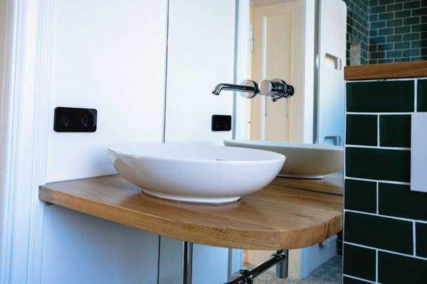 Armatur aus dem Spiegel