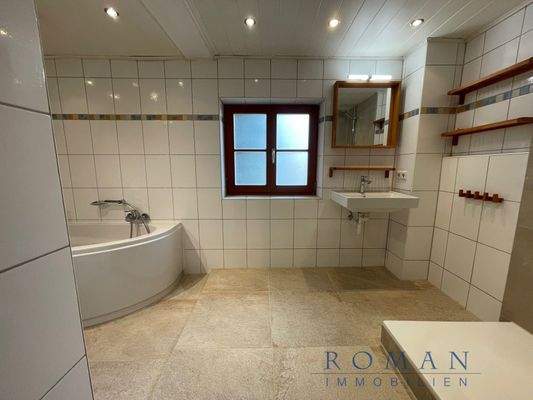 1. OG: Großes Badezimmer mit Fenster