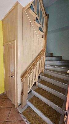 Kellertür u. Treppe ins OG.jpg