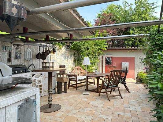 Außenküche mit Sitzmöglichkeit