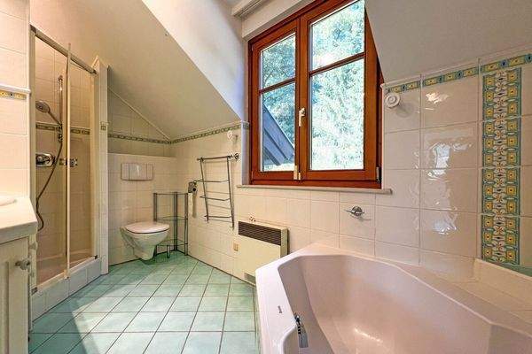 Bad mit Dusche, Eckbadewanne und WC