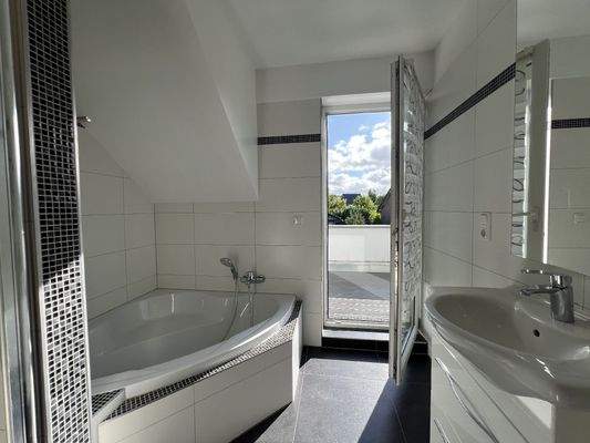 Badezimmer DG mit Eckwanne