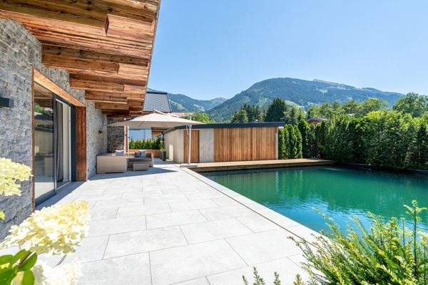 TERRASSE MIT NATURTEICH