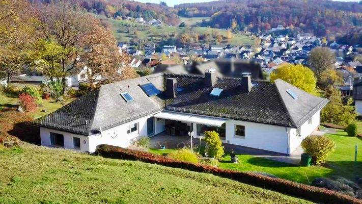 Rückansicht des großzügigen Bungalows mit Weitblick über den Ort
