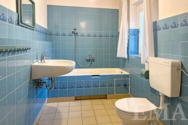 Bad mit Badewanne